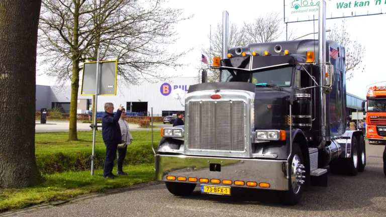 Lange stoet met vrachtwagens trekt weer door de regio bij Peelland Truckrun: ‘Alleen maar blije gezichten’