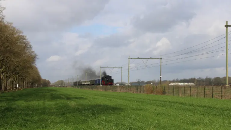 Stoomtrein uit 1952 die Deurne passeert op weg naar Keulen maakt nog steeds indruk