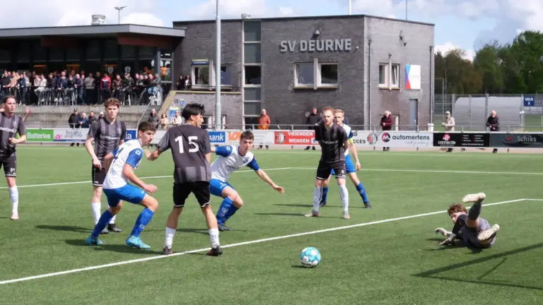 Oppermachtig SV Deurne wint van Limburgia en gaat alleen aan leiding (3-0)