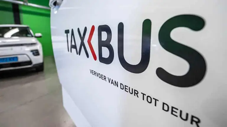 Opstartproblemen door nieuwe contracten bij Taxbus leiden tot vertragingen en veel klachten