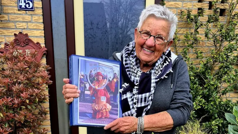 Thea uit Zeilberg heeft haar vermiste boek met carnavalsfoto’s terug: ‘Wonderen bestaan nog!’