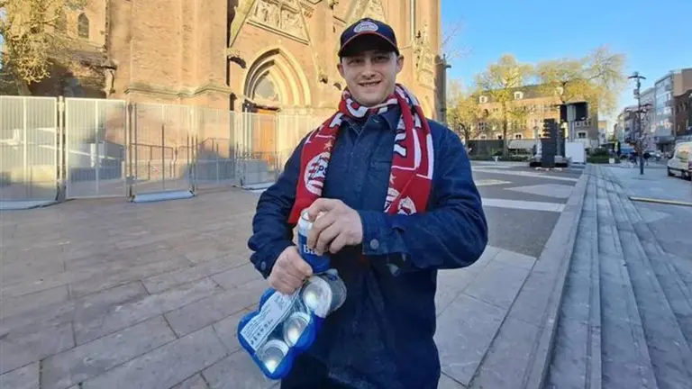 Eerste PSV-fan is gespot: Tim uit Deurne is er vroeg bij voor huldiging in Eindhoven