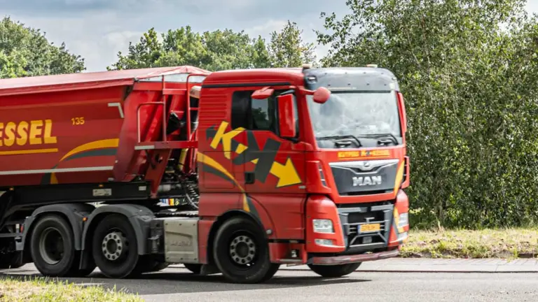 Politiek bezorgd over verkeerssituatie in Liesselse Mgr. Berkvensstraat: ‘Hoge snelheden en veel vrachtverkeer’