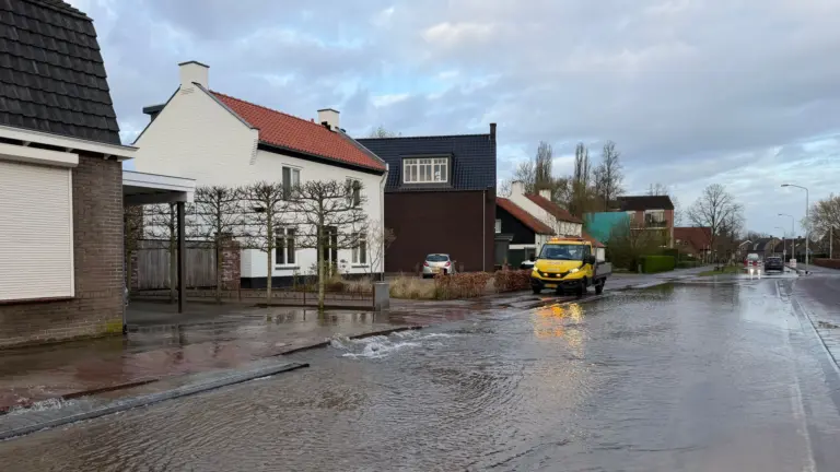 Waterballet op Zeilbergsestraat in Deurne door gesprongen leiding