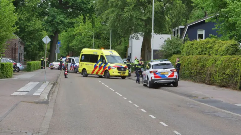 Politieagent raakt gewond bij aanrijding door scooter op Haageind in Deurne; weg afgesloten voor onderzoek