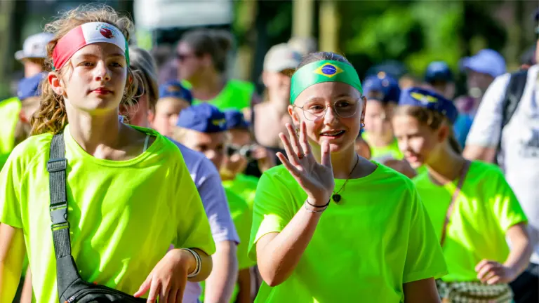 [FOTO’S] Avondvierdaagse gaat in Deurne onder stralende zon voor 63ste keer van start