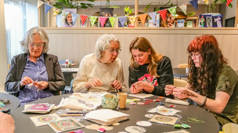 Deurne viert bevrijding op 5 mei met samen woord ‘vrede’ borduren en schenken van Vrijheidssoep
