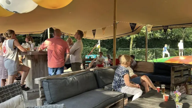 Sint Jozefparochie viert vakantie in eigen wijk: ‘Leukste en gezelligste camping van Deurne’