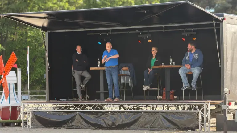 [VIDEO] Lange file van ruim 1.100 fans op Bruggenseweg in Deurne voor show van The Increcible Dr. Pol