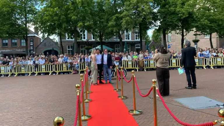 Eindexamenkandidaten Hub van Doornecollege arriveren in stijl op rode loper in centrum van Deurne
