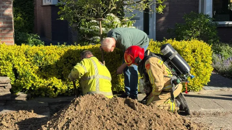 Man raakt gasleiding bij graafwerk in voortuin aan Molenakkers in Bakel