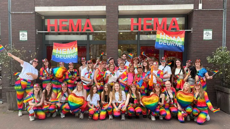 Personeel van Deurnese HEMA staat op VIP-deck in Ziggo Dome: ‘We gaan volop genieten en feestvieren’