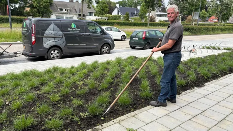 Hoveniers zoeken massaal naar ervaren personeel; pensionado Jan (71) uit Deurne helpt een handje