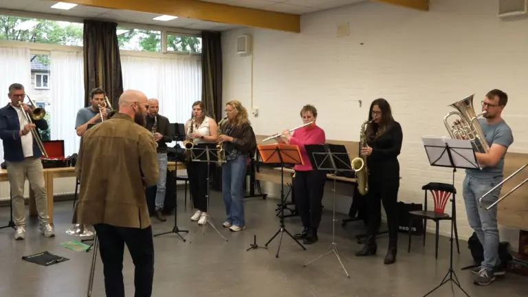 [VIDEO] Chef’Special-trombonist Jeroen Verberne uit Deurne geeft workshop: ‘Zoals ik die zelf als kind had willen volgen’