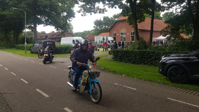 Oldtimer Peelrit brengt nostalgie terug in Griendtsveen; ‘Dag vol gedeelde passie en techniek uit vervlogen tijden’