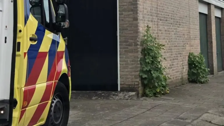 Kind (3) valt uit raam op eerste verdieping van woning in Deurne