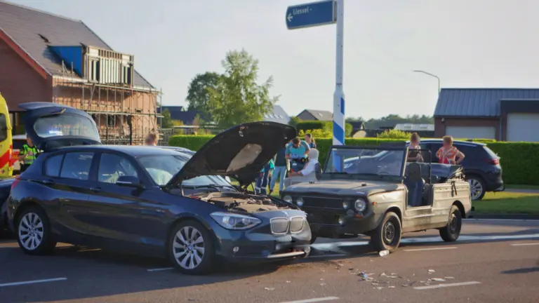 Oldtimer en personenauto botsen tegen elkaar op het Loon in Liessel