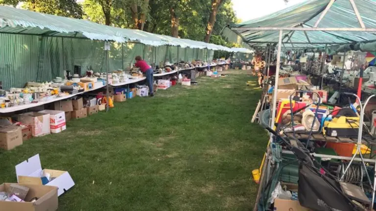 Scouting Deurne maakt zich op voor 44ste editie van jaarlijkse rommelmarkt: ‘Zitten een paar echte pareltjes bij’