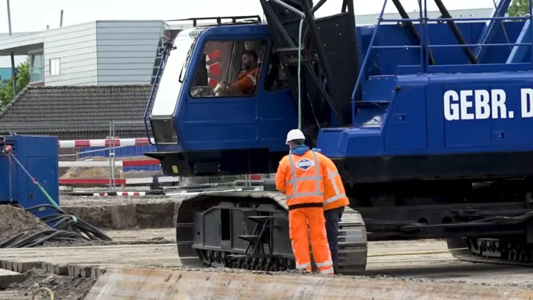 [VIDEO] Plaatsing van 8,5 kilometer aan stalen damwanden voor Deurnese spoortunnel blijkt pittige klus