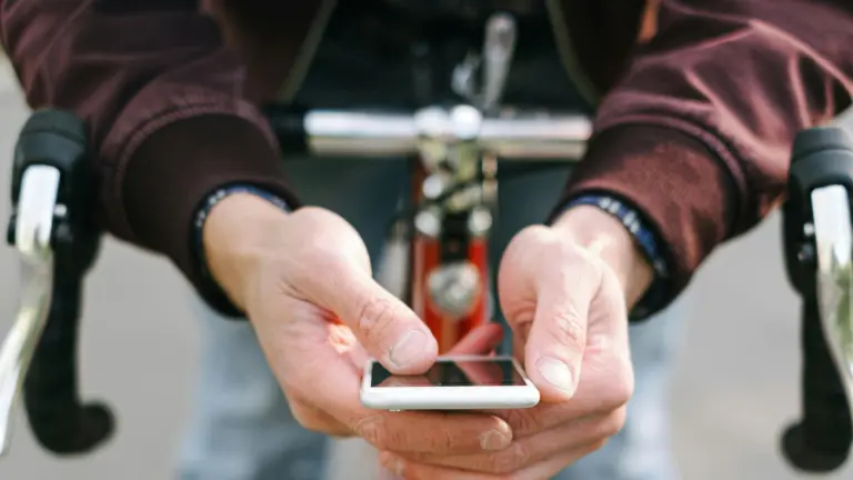 Nieuwe campagne NIE APPEN! moet Deurnese jongeren bewust maken van gevaren van telefoongebruik op de fiets