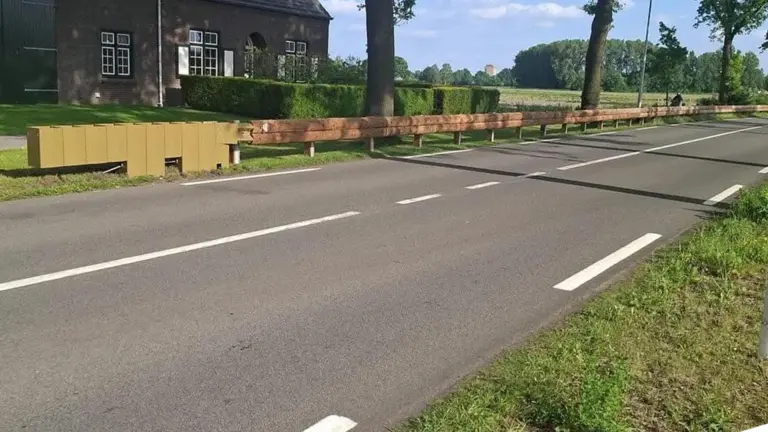 Nieuwe vangrail moet zorgen voor betere verkeersveiligheid op Bakelseweg in Deurne
