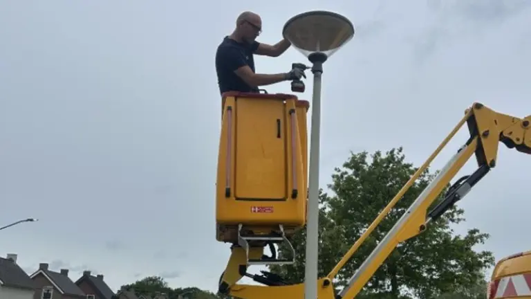 Gemeente vervangt oude straatverlichting in Liessel door led-lampen met slimme sensoren