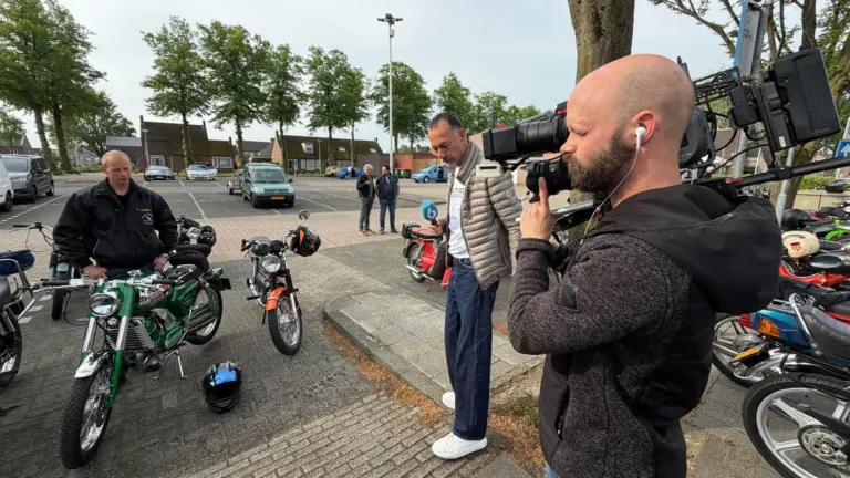 Brommerfanaten van oldtimerclub De Vette Bougie vertellen over hun passie op nationale tv