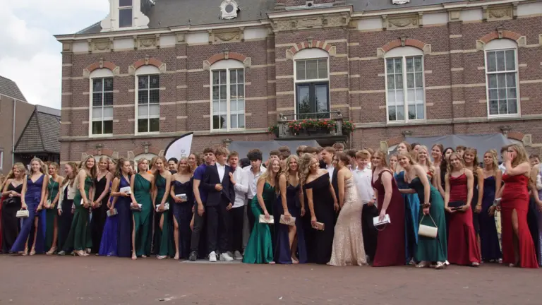 [FOTO’S] Eindexamenleerlingen Alfrinkcollege arriveren in stijl op Markt in Deurne; van SRV-wagen tot New Kids Manta
