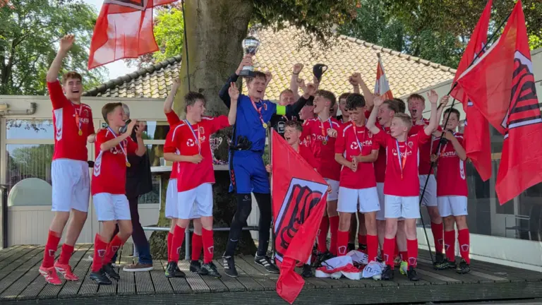 Historische bekerwinst voor SJVV JO15-1: ‘Onvergetelijke dag die voor altijd de geschiedenisboeken ingaat’