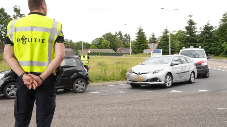 Twee auto’s botsen tegen elkaar op Vliersingel in Deurne