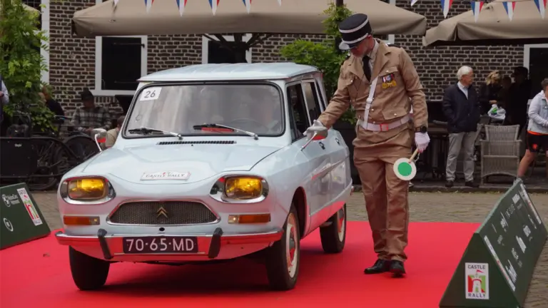 [FOTO’S] Ruim 50 bijzondere voertuigen rijden voor het goede doel over rode loper bij Castle Rally in Deurne