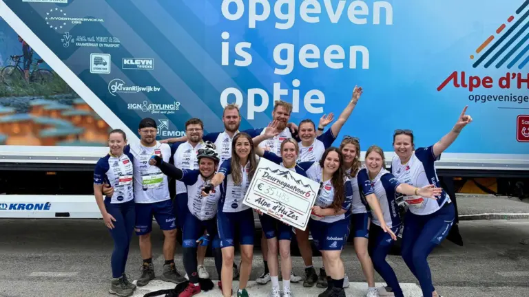 Vriendengroep van Cas trotseert Alpe d’Huez en zamelt 35.483 euro in: ‘Wij zijn meer dan trots’