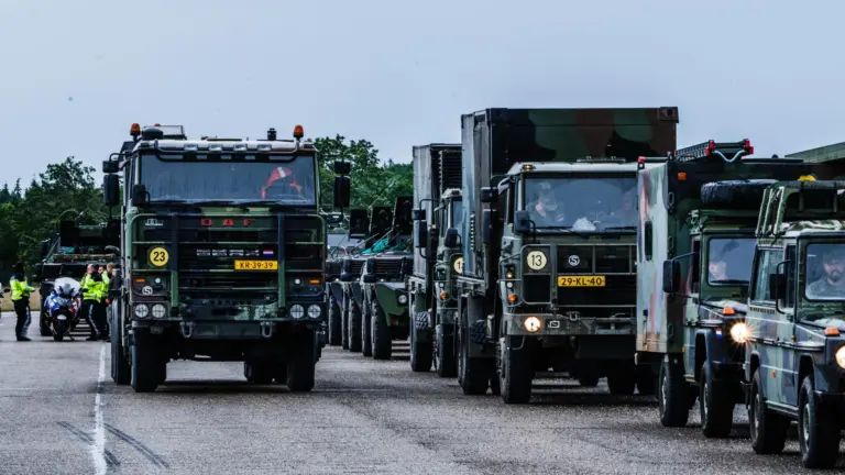 Militaire colonnes trekken vanuit Vredepeel en Oirschot naar Duitsland voor grootscheepse oefening ‘Fighter Lion’