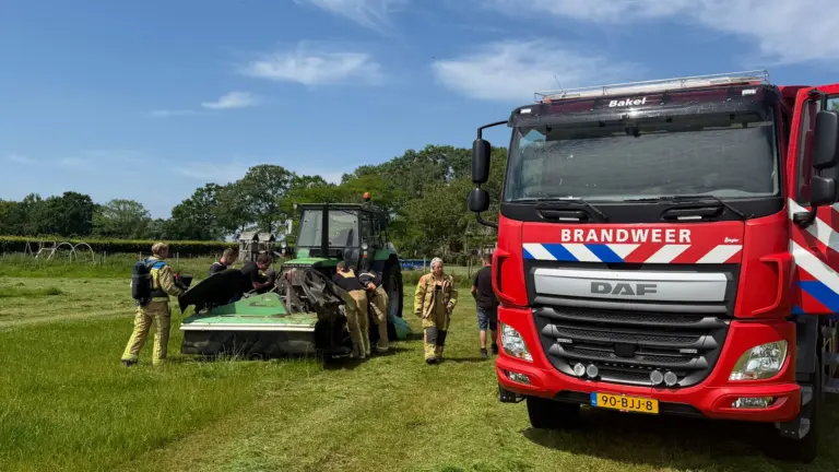Oververhitte motor van tractor veroorzaakt forse rookontwikkeling aan de Esp in Bakel