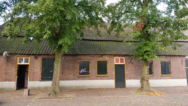 Gemeente wil voormalig pand De Roos langer beschikbaar stellen voor jongerenwerk van LEVgroep