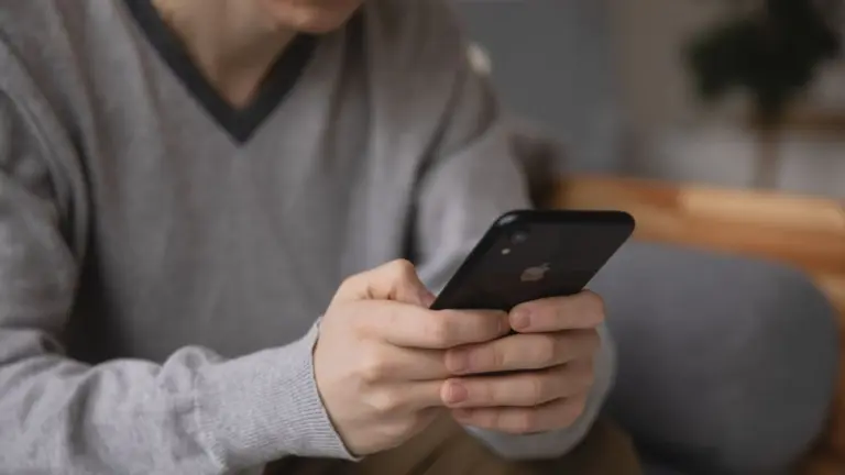Deurnenaar (34) met kinderporno op smartphones ontloopt gevangenis; rechter kiest voor taakstraf en behandeling