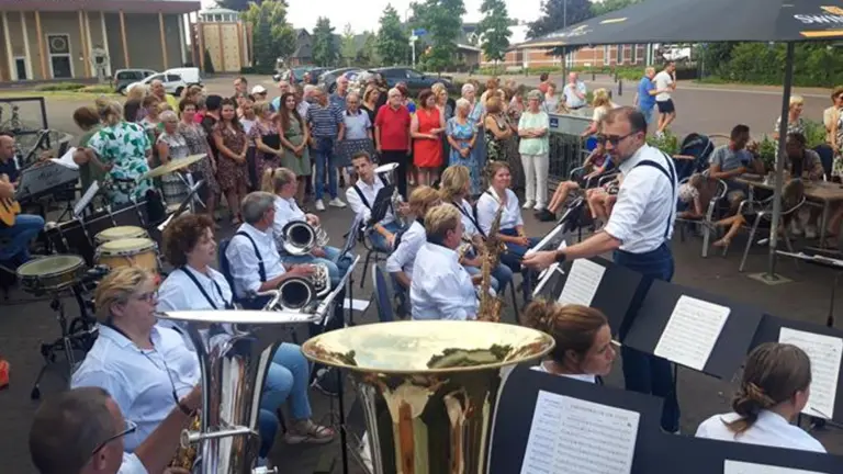 Drie muziekverenigingen gaan zingend en spelend de zomer in tijdens terrasconcert in Neerkant