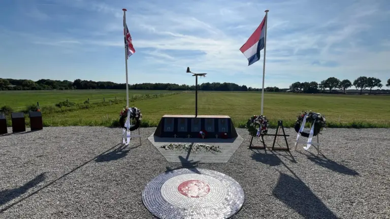 Monument in Neerkant onthuld voor in WOII gesneuvelde militairen; ‘Verloren het leven voor onze vrijheid’