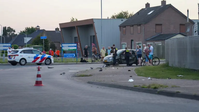 Bestelbus en personenauto botsen tegen elkaar op Fabriekstraat in Deurne