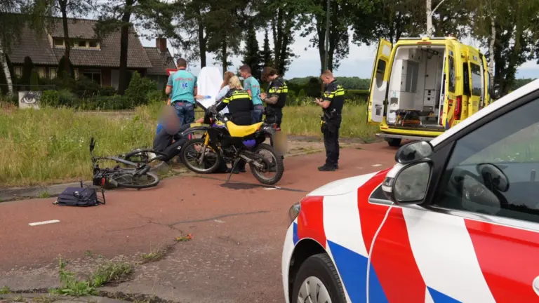 Fietser gewond naar ziekenhuis gebracht na botsing met bromfietser in Bakel