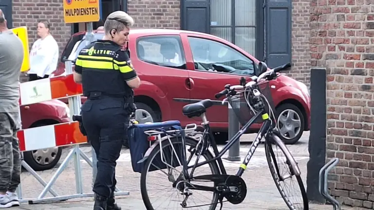 Fietser raakt gewond bij botsing met auto in Molenstraat in Deurne