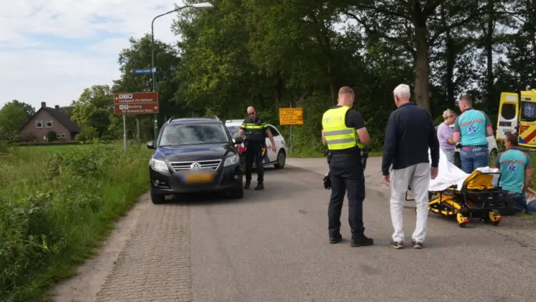 Fietser botst tegen auto op Grotel in Bakel; slachtoffer met ambulance naar ziekenhuis gebracht