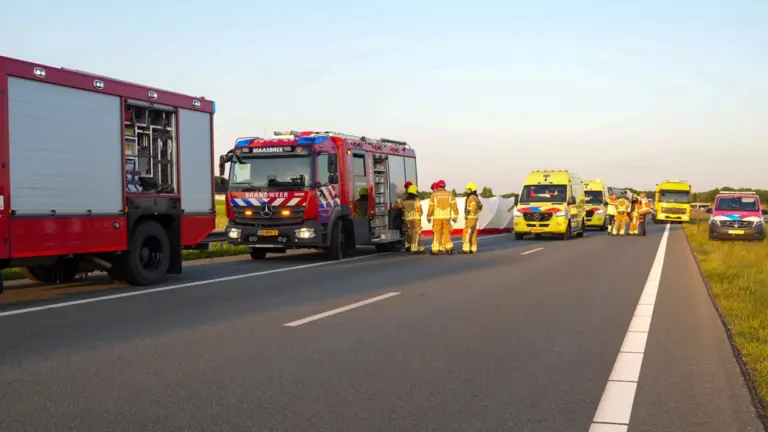 Botsing tussen twee auto’s op A67 ter hoogte van Helenaveen; voertuig slaat meerdere keren over de kop