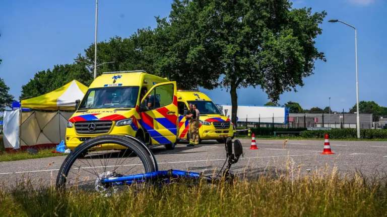 Fietser overleden na botsing met personenauto op Hendrik Mesdagstraat in Deurne