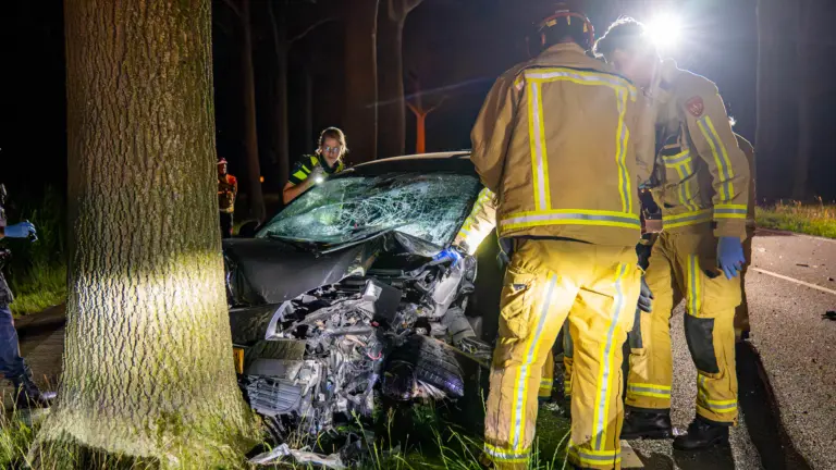 Auto knalt tegen twee bomen op Oldert in Bakel; bestuurder in ambulance naar het ziekenhuis gebracht