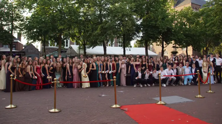 [FOTO’S] Rode loper rolt op Deurnese Markt uit voor eindexamenkandidaten Peellandcollege