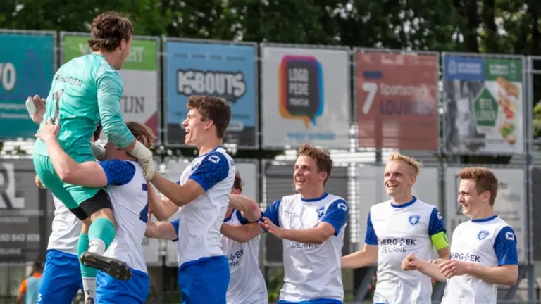 SV Deurne door naar finale voor plaats in de vierde divisie na bloedstollend duel tegen De Bataven (3-1)