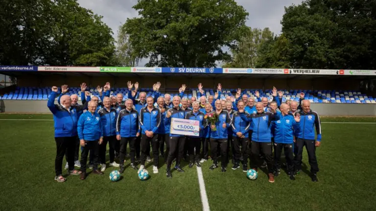 SV Deurne ontvangt cheque voor 5.000 euro van VriendenLoterij: ‘Daar zijn we ontzettend blij mee’
