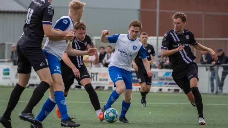 Droom spat uiteen voor blauwwitten; SV Deurne strijdend ten onder in finale voor plek in vierde divisie