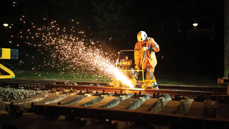 Nachtelijke werkzaamheden aan het spoor in Deurne; rails wordt vernieuwd en geslepen